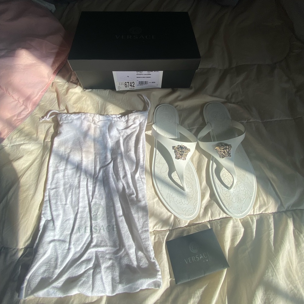 I am selling my White Versace rubber sandles wit the light gold emblem.